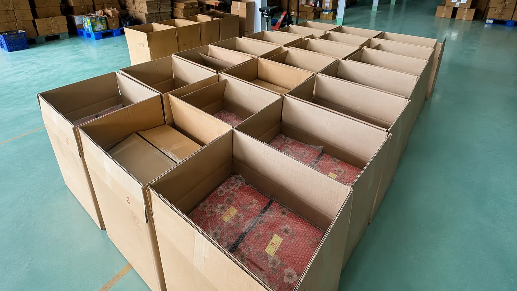Thùng carton chia ô đang được xếp hộp quà bánh trung thu đỏ cho đơn hàng số lượng lớn