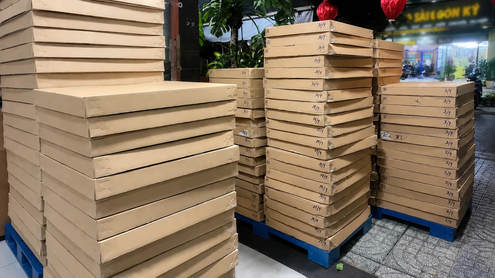 Các chồng thùng bánh trung thu xếp trên pallet chờ xe giao hàng số lượng lớn
