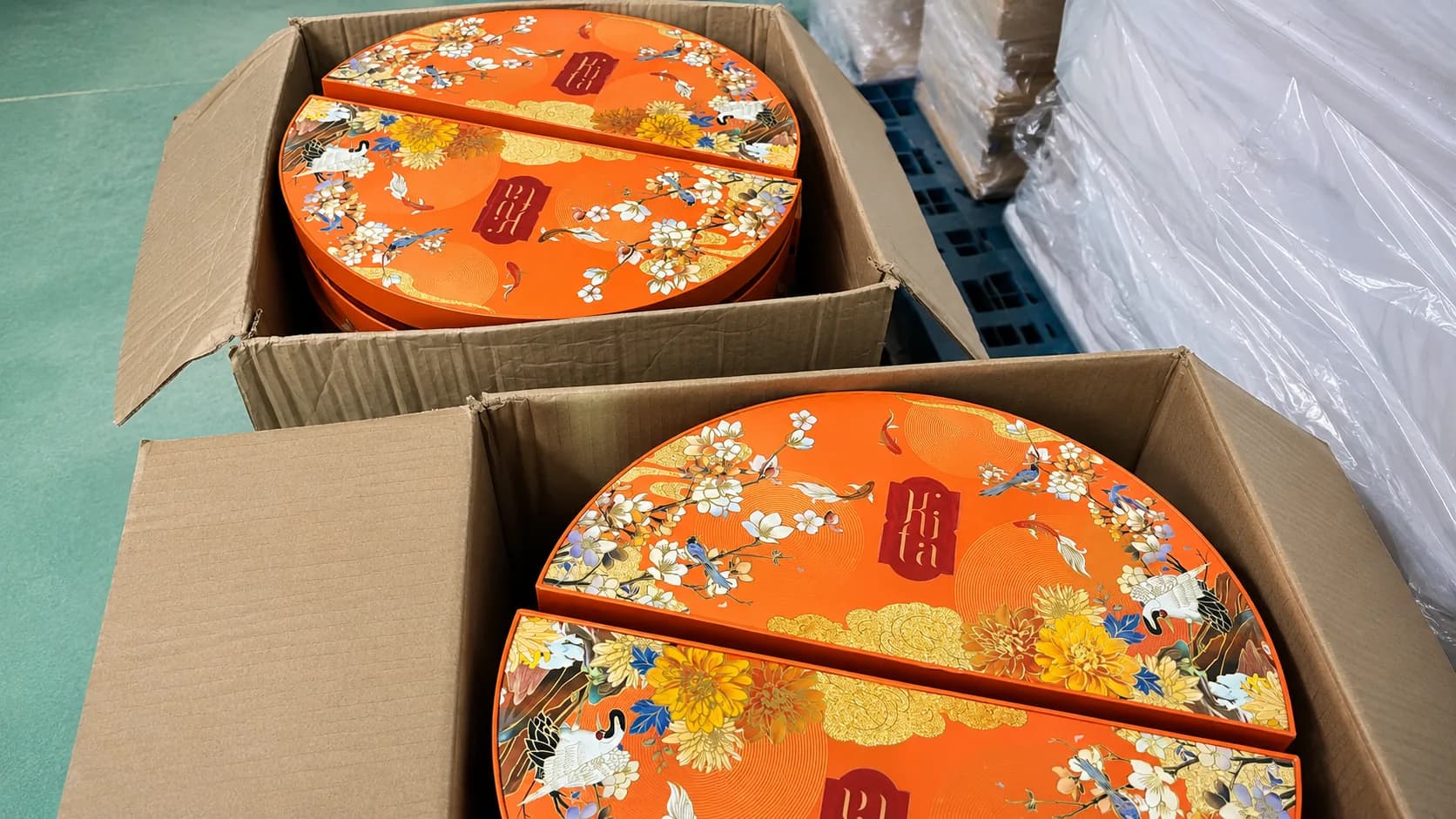 Hộp quà bánh trung thu tròn hoạ tiết hoa và chim in ấn theo yêu cầu, xếp trong thùng carton