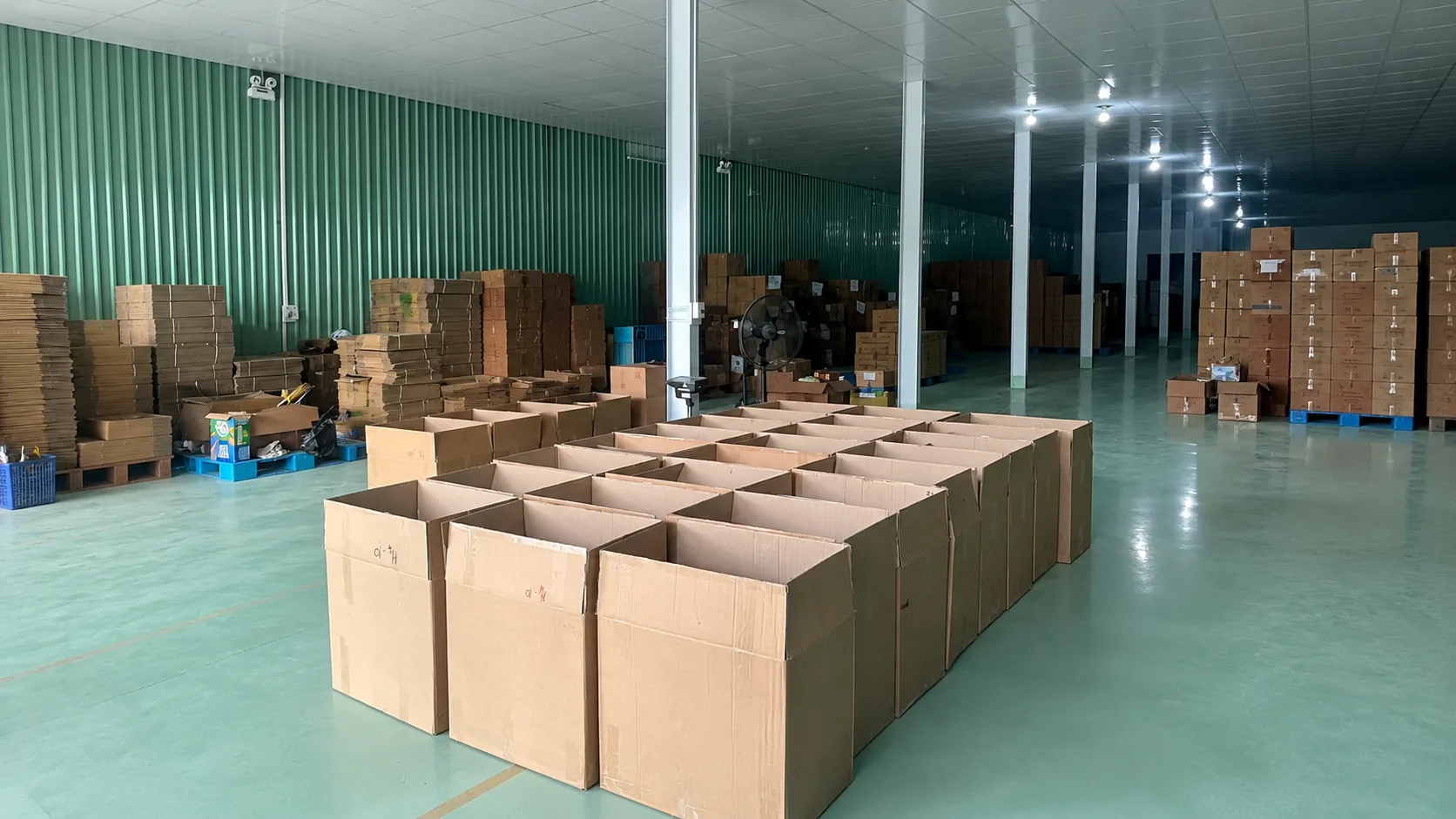 Xưởng đóng gói đơn quà tặng doanh nghiệp của Kim Tân - KiTa với hàng chục thùng carton chia ô